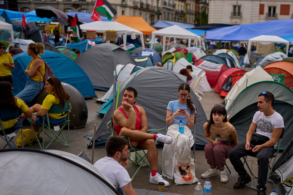 Protesters camp during a protest at Sol Square following the eviction last Wednesday of 87-year-old Maricarmen as they demand stronger laws to protect renters in Madrid, Spain, Monday, Sept. 28, 2026. (AP Photo/Manu Fernandez)
