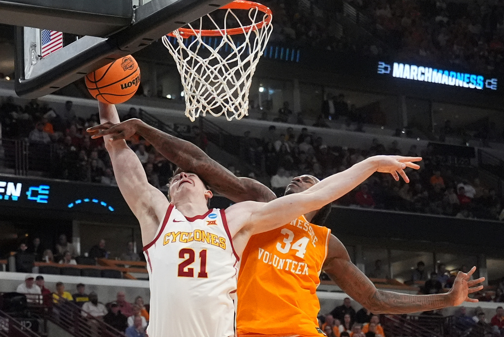 Iowa State's Dominykas Pleta (21) heads to the basket as Tennessee's Felix Okpara (34) defends during the second half in the Sweet 16 of the NCAA college basketball tournament, Friday, March 27, 2026, in Chicago. (AP Photo/Nam Y. Huh)