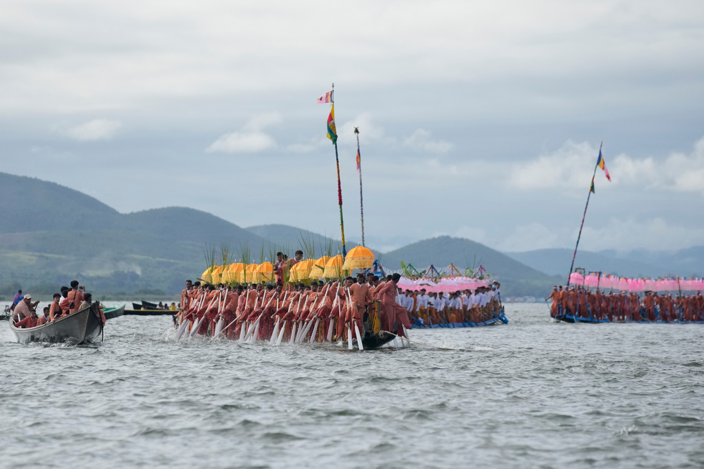 Intha ethnic people row on a long boat in a procession carrying Buddha images to a monastery during the Phaung Daw Oo pagoda festival Friday, Sept. 26, 2025, in Inle Lake, southern Shan State, Myanmar. (AP Photo/Thein Zaw)