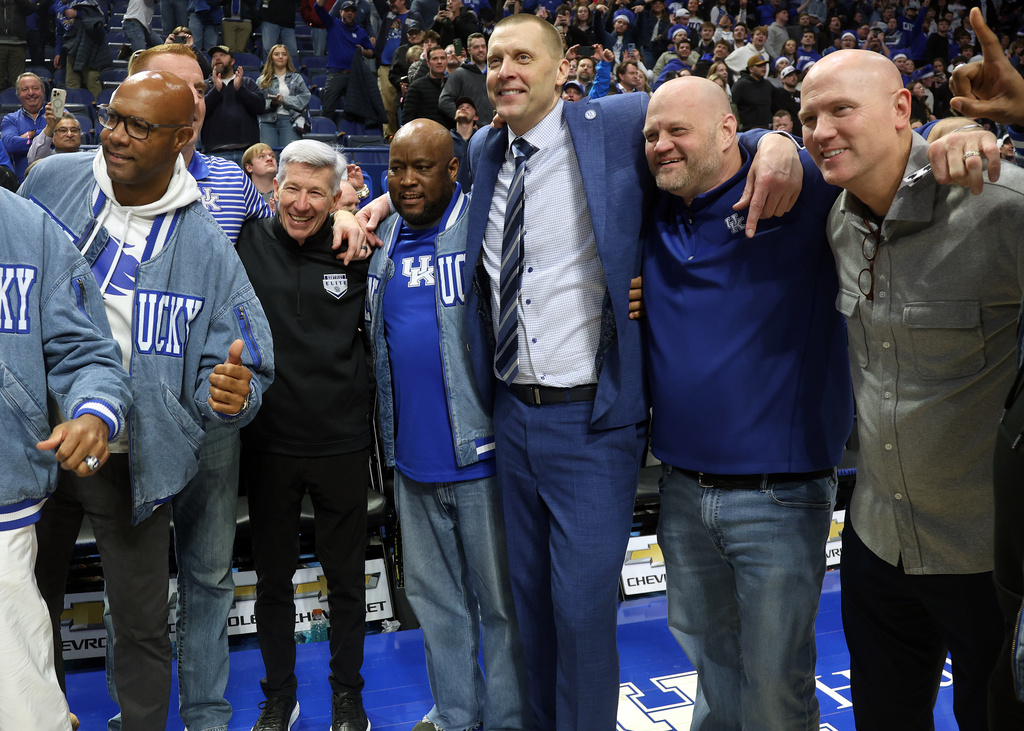 Kentucky head coach Mark Pope, third from right, poses with teammates from the 1996 Kentucky championship team after an NCAA college basketball game against Tennessee in Lexington, Ky., Saturday, Feb. 7, 2026. (AP Photo/James Crisp)