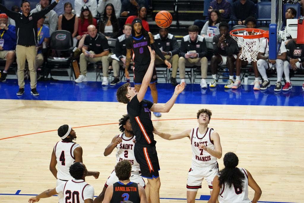 Florida forward/center Alex Condon (middle) shoots on Saint Francis during the first half of an NCAA college basketball game Wednesday, Dec. 17, 2025, in Gainesville, Fla. (AP Photo/Morgan Hurd)