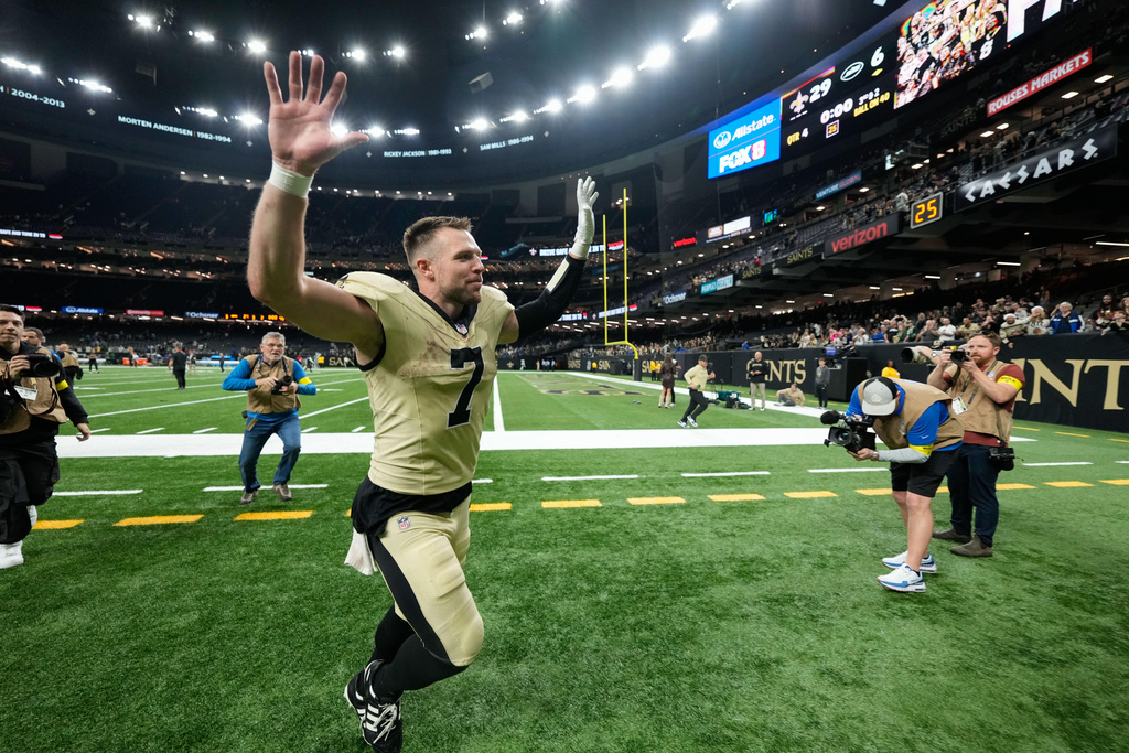 New Orleans Saints tight end Taysom Hill (7) leaves the field after an NFL football game against the New York Jets, Sunday, Dec. 21, 2025, in New Orleans. (AP Photo/Gerald Herbert)