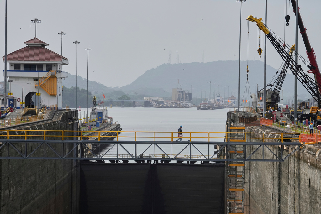 FILE - Workers carry out maintenance at the Pedro Miguel locks of the Panama Canal during routine upkeep in Panama City, Friday, May 30, 2025. (AP Photo/Matias Delacroix, File)