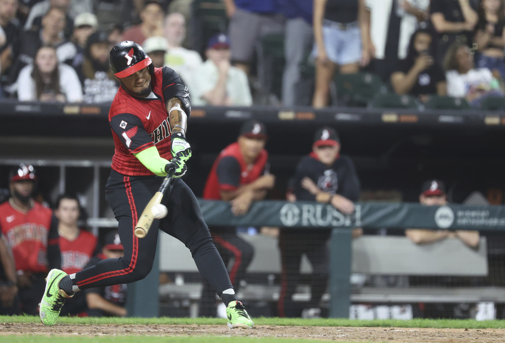 Chicago White Sox's Lenyn Sosa hits an RBI single against the Minnesota Twins during the eighth inning of a baseball game, Friday, Aug. 22, 2025, in Chicago. (AP Photo/Talia Sprague)
