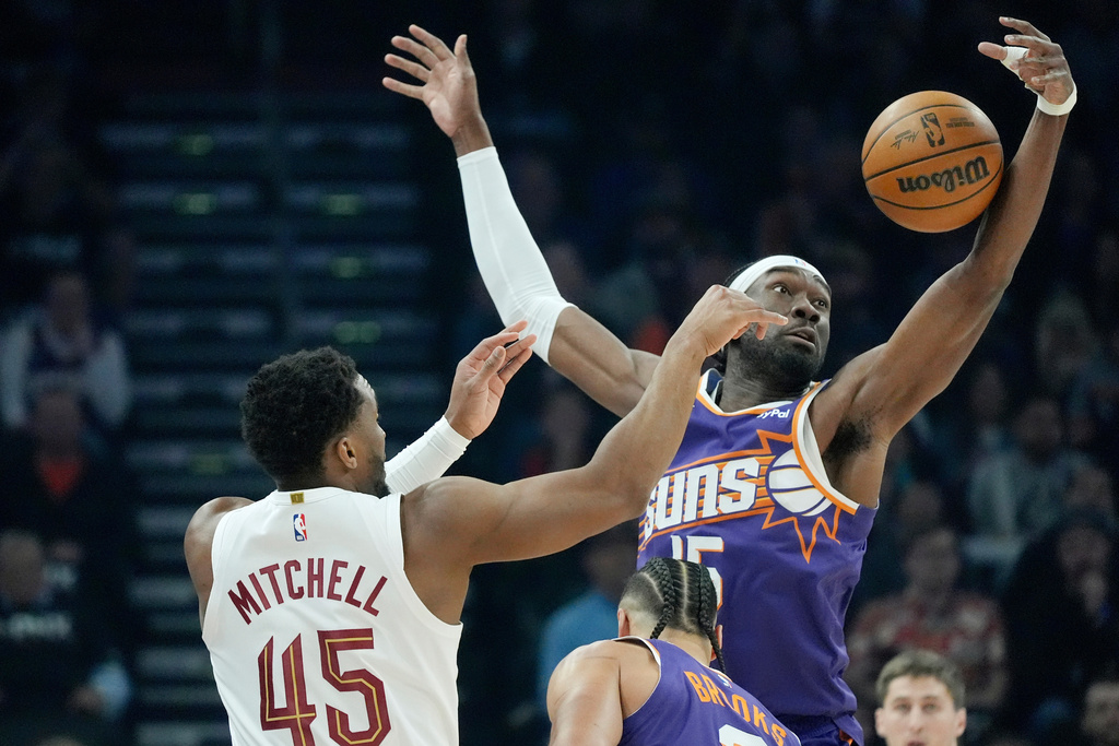 Phoenix Suns center Mark Williams, right, steals the ball from Cleveland Cavaliers guard Donovan Mitchell (45) during the first half of an NBA basketball game Friday, Jan. 30, 2026, in Phoenix. (AP Photo/Ross D. Franklin)