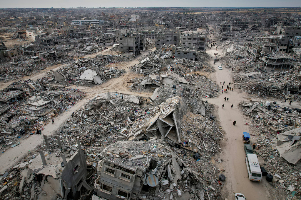 Displaced people return to Rafah, Gaza Strip, Monday, Jan. 20, 2025, a day after the ceasefire deal between Israel and Hamas went into effect. (AP Photo/Jehad Alshrafi)