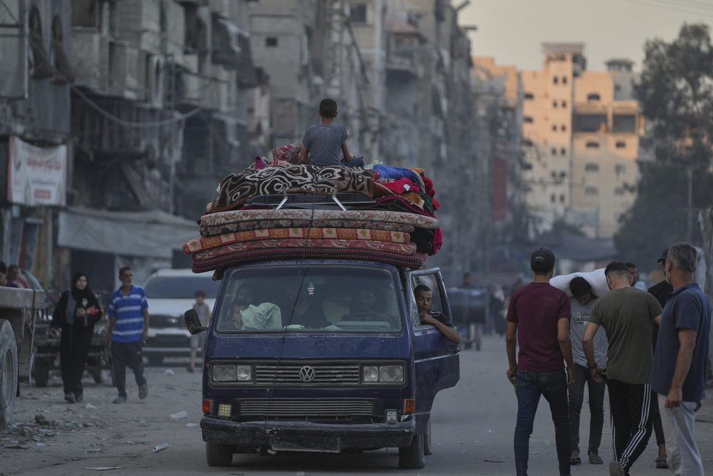 Displaced Palestinians fleeing northern Gaza Strip move with their belongings on a street in Gaza City, Friday, Aug. 29, 2025. (AP Photo/Jehad Alshrafi)