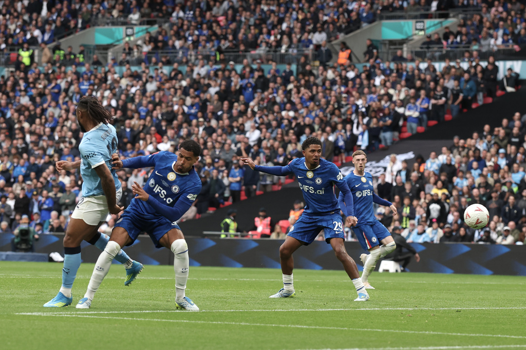 Manchester City's Antoine Semenyo, left, scores the opening goal during the English FA Cup final soccer match between Chelsea and Manchester City in London, Saturday, May 16, 2026. (AP Photo/Richard Pelham)