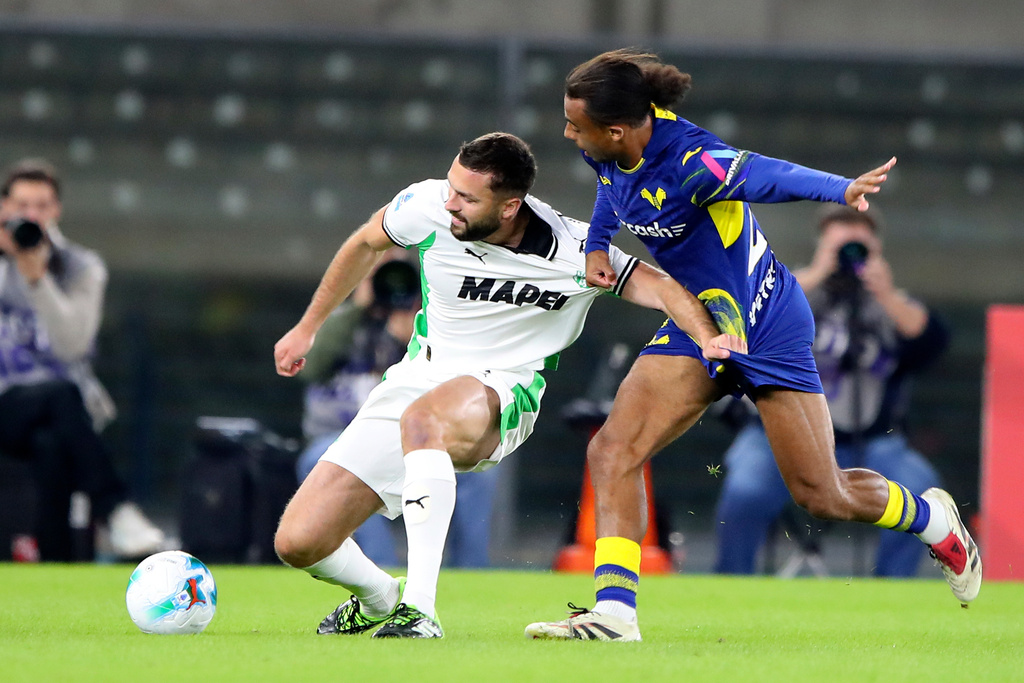 Sassuolo's Sebastian Walukiewicz and Verona's Antoine Bernede, right, fight for the ball during the Serie A soccer match between Hellas Verona and Sassuolo at the Bentegodi Stadium in Verona, Italy, Friday Oct. 3 , 2025. (Paola Garbuio/LaPresse via AP)