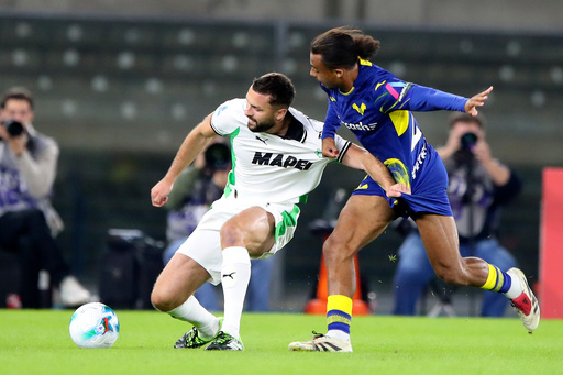 Sassuolo's Sebastian Walukiewicz and Verona's Antoine Bernede, right, fight for the ball during the Serie A soccer match between Hellas Verona and Sassuolo at the Bentegodi Stadium in Verona, Italy, Friday Oct. 3 , 2025. (Paola Garbuio/LaPresse via AP) Sassuolo's Sebastian Walukiewicz and Verona's Antoine Bernede, right, fight for the ball during the Serie A soccer match between Hellas Verona and Sassuolo at the Bentegodi Stadium in Verona, Italy, Friday Oct. 3 , 2025. (Paola Garbuio/LaPresse via AP)