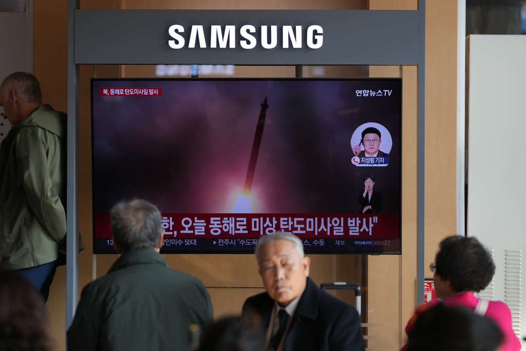 A TV screen shows a reporting of North Korea's ballistic missiles with file footage during a news program at the Seoul Railway Station in Seoul, South Korea, Friday, Nov. 7, 2025. (AP Photo/Lee Jin-man)