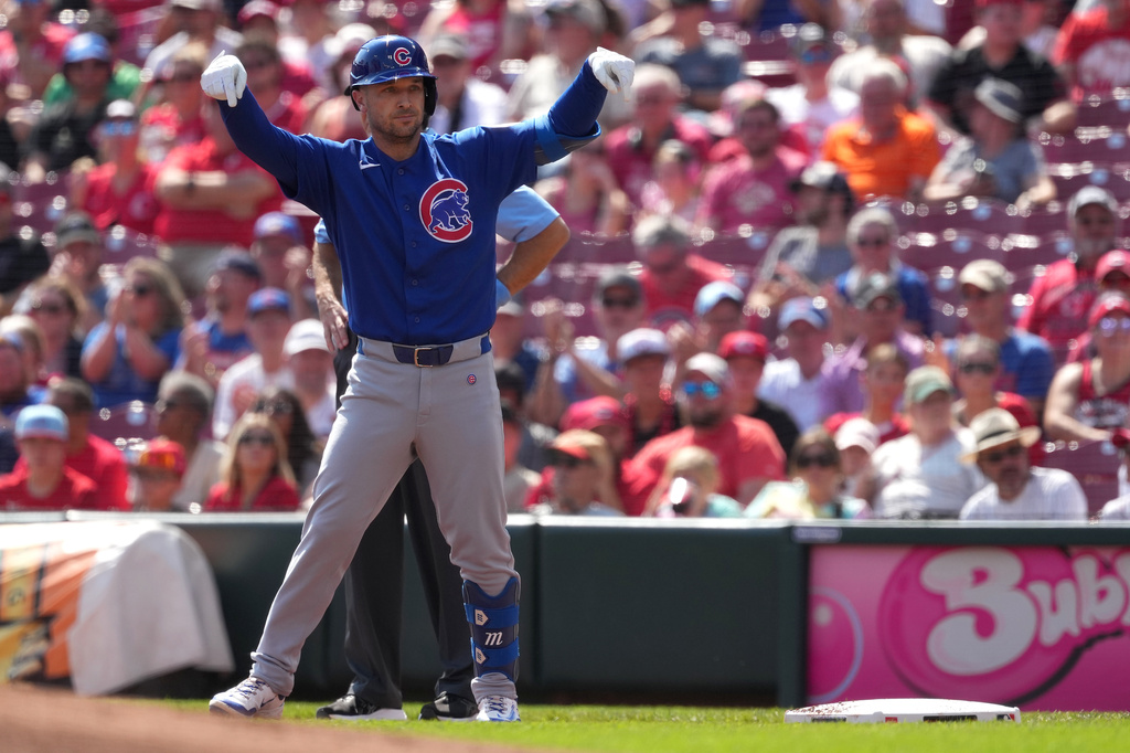 Chicago Cubs' Alex Bregman celebrates after a one-run single during the first inning of a baseball game against the Cincinnati Reds, Sunday, Sept. 20, 2026, in Cincinnati. (AP Photo/Kareem Elgazzar)