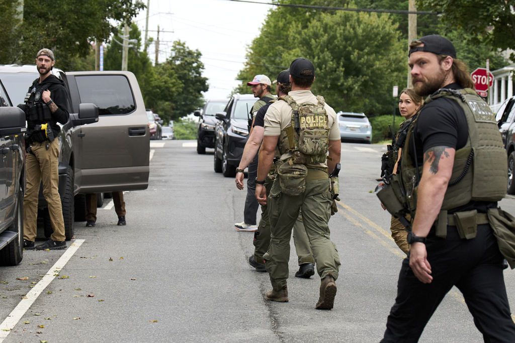 Officers from several federal agencies including FBI, Federal Marshalls, and Park Police, leave an apartment complex after arresting a man from within the apartment complex, Tuesday, August 19, 2025, in the Petworth neighborhood of northwest Washington. (AP Photo/Jacquelyn Martin)