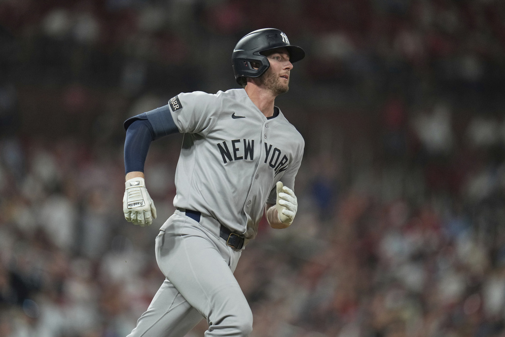 New York Yankees' Ryan McMahon rounds the bases after hitting a solo home run during the seventh inning of a baseball game against the St. Louis Cardinals Saturday, Aug. 16, 2025, in St. Louis. (AP Photo/Jeff Roberson)