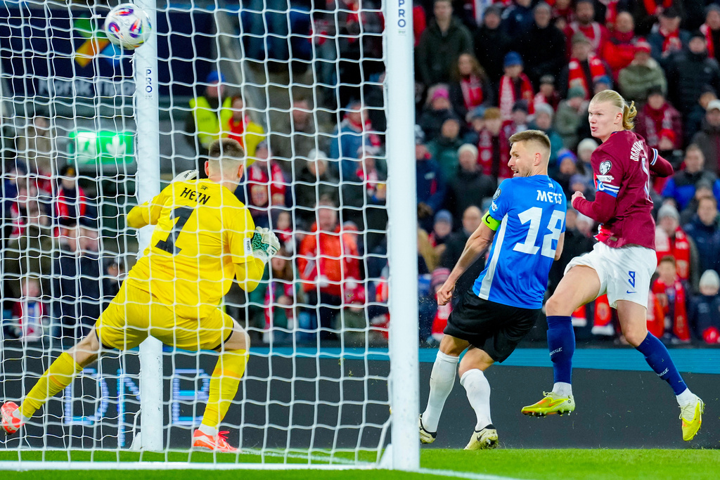 Norway's Erling Haaland, right, scores their side's 4th goal of the game during a World Cup qualifying soccer match between Norway and Estonia in Oslo, Norway, Thursday, Nov. 13, 2025. (Fredrik Varfjell/NTB Scanpix via AP)