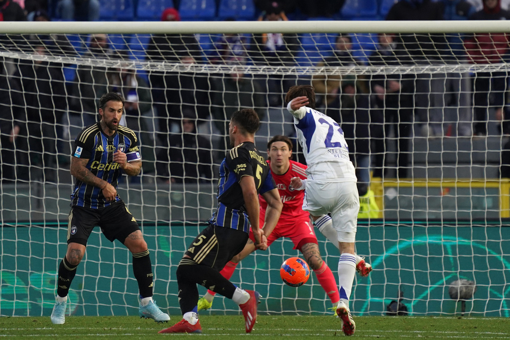 Como's Maximo Perrone scores his side's opening goal during the Serie A soccer match between Pisa and Como in Pisa, Italy, Tuesday Jan. 6, 2026 (Alessandro La Rocca/LaPresse via AP)