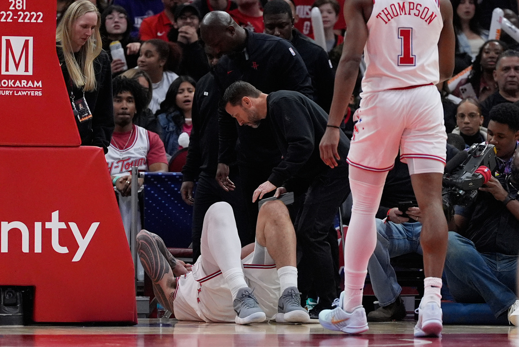 Houston Rockets center Steven Adams is checked out for injury during the second half of an NBA basketball game against the New Orleans Pelicans in Houston, Sunday, Jan. 18, 2026. (AP Photo/Ashley Landis)