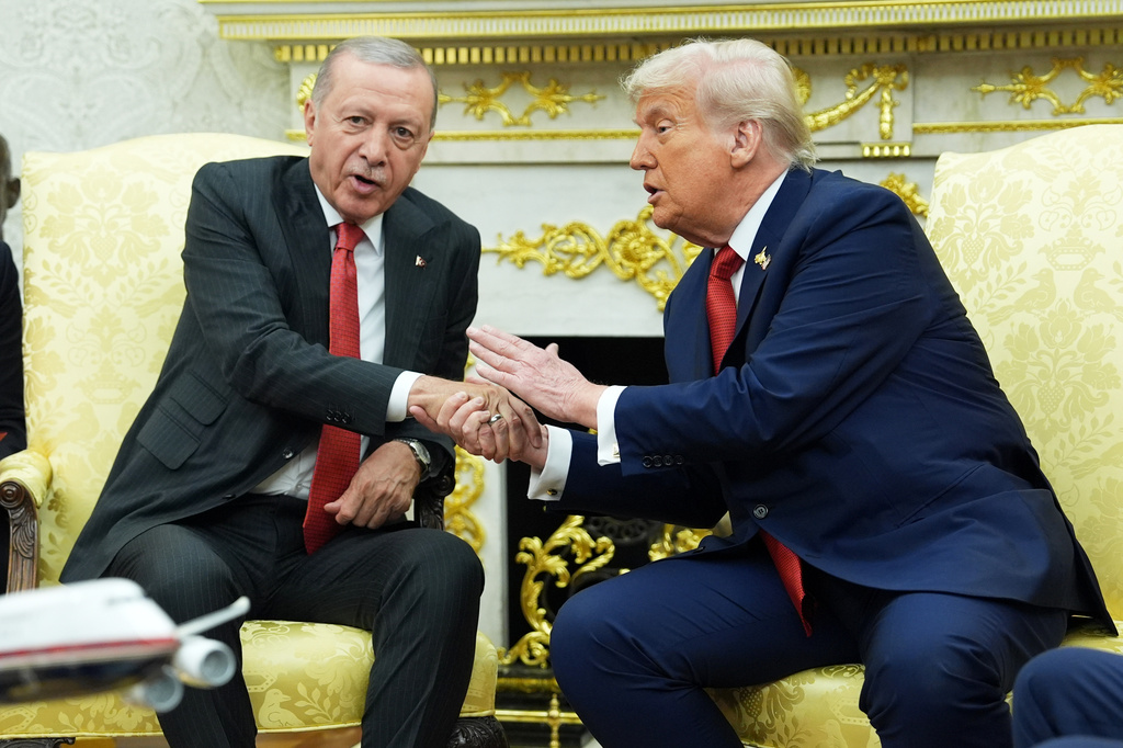FILE - President Donald Trump, right, shakes hands with Turkish President Recep Tayyip Erdogan during a meeting in the Oval Office of the White House, Sept. 25, 2025, in Washington. (AP Photo/Evan Vucci, File)