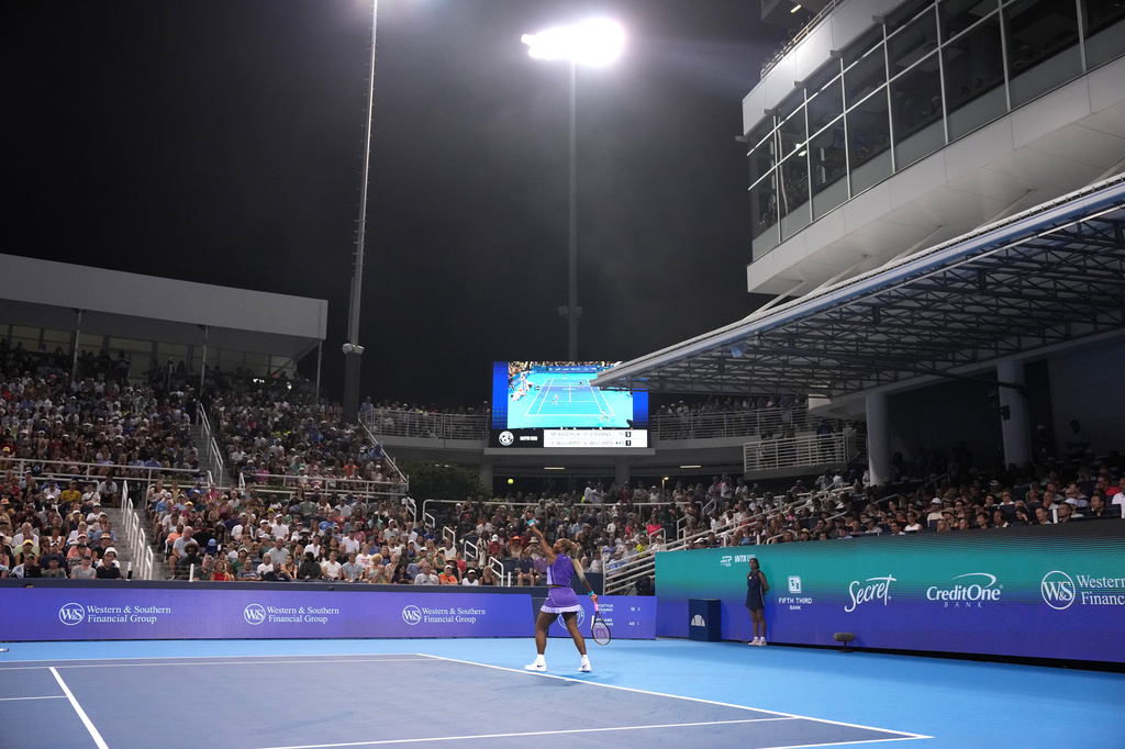 Serena Williams, of the United States, serves during a women's doubles match with her sister Venus Williams against Marta Kostyuk, of Ukraine, and Peyton Stearns, also of the United States, at the Cincinnati Open tennis tournament, Monday, Aug. 17, 2026, in Mason, Ohio. (AP Photo/Kareem Elgazzar)