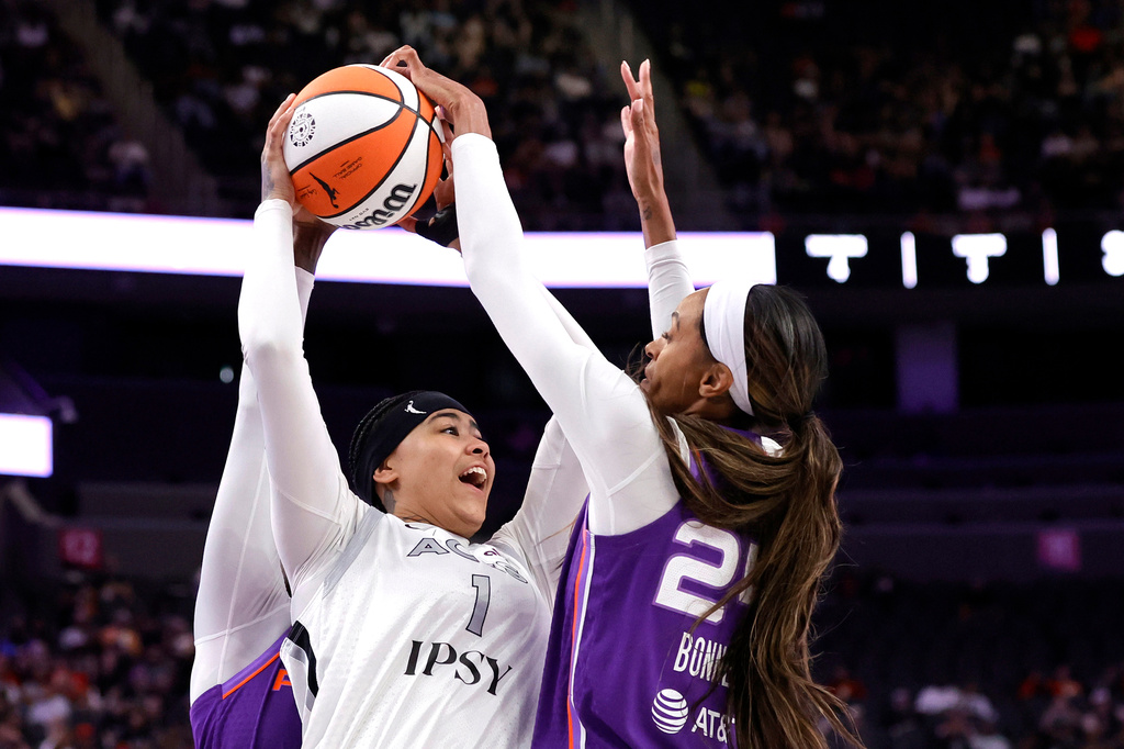 Phoenix Mercury forward/guard DeWanna Bonner, right, blocks a shot by Las Vegas Aces forward Kierstan Bell (1) during the first half of an WNBA basketball game Saturday, May 9, 2026, in Las Vegas. (Steve Marcus/Las Vegas Sun via AP)