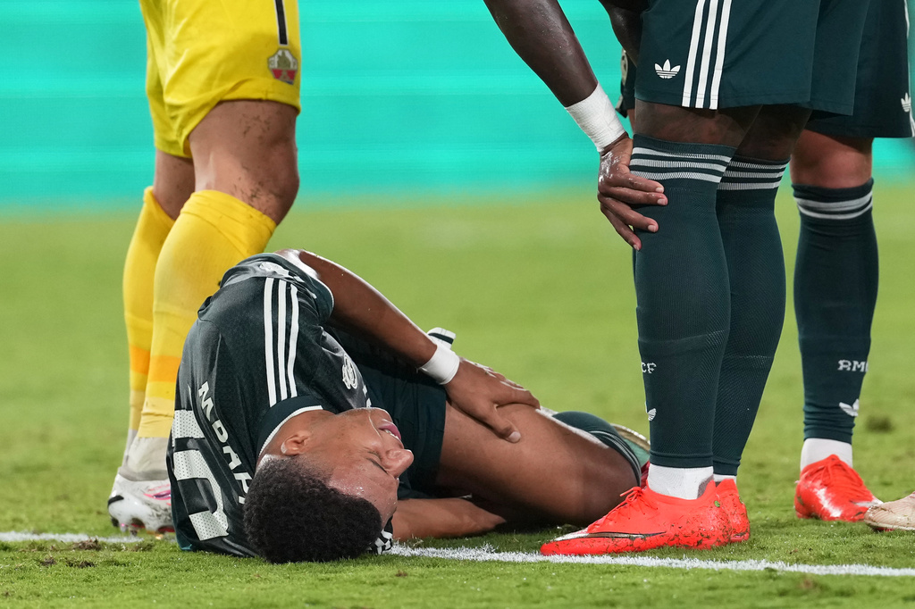 Real Madrid's Kylian Mbappe reacts after suffering an injury during the Spanish La Liga soccer match between Elche and Real Madrid in Elche, Spain, Tuesday, Sept. 15, 2026. (AP Photo/Alberto Saiz)