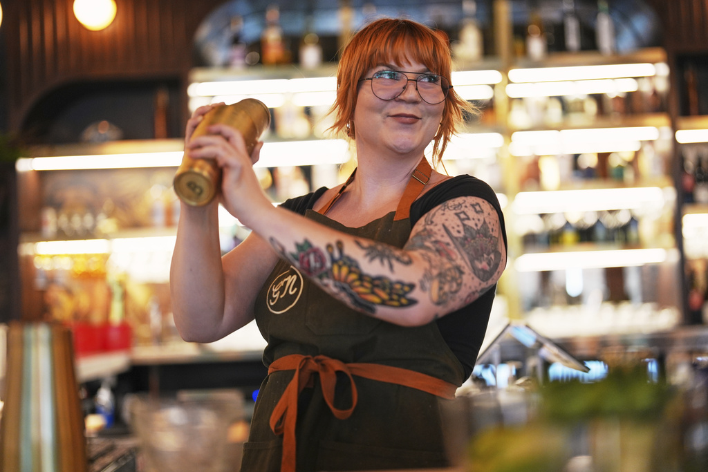 Bartender Shelby Campos mixes a non-alcoholic beverage - or mocktail - at the non-alcoholic Good News Bar, Monday, Aug. 25, 2025, in San Diego. (AP Photo/Gregory Bull)