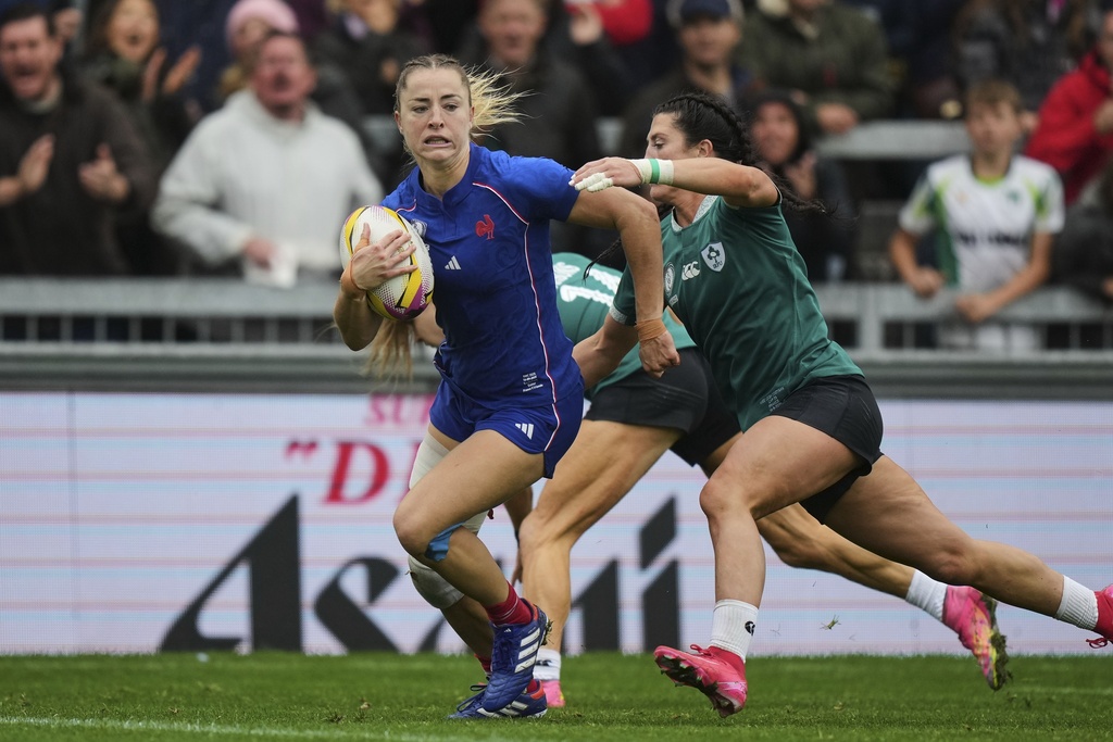 France's Joanna Grisez, front, breaks away from Ireland's Amee-Leigh Costigan, to score a try during a Women's Rugby World Cup 2025 quarterfinal match between France and Ireland, in Exeter, England, Sunday, Sept. 14, 2025. (AP Photo/Alastair Grant)