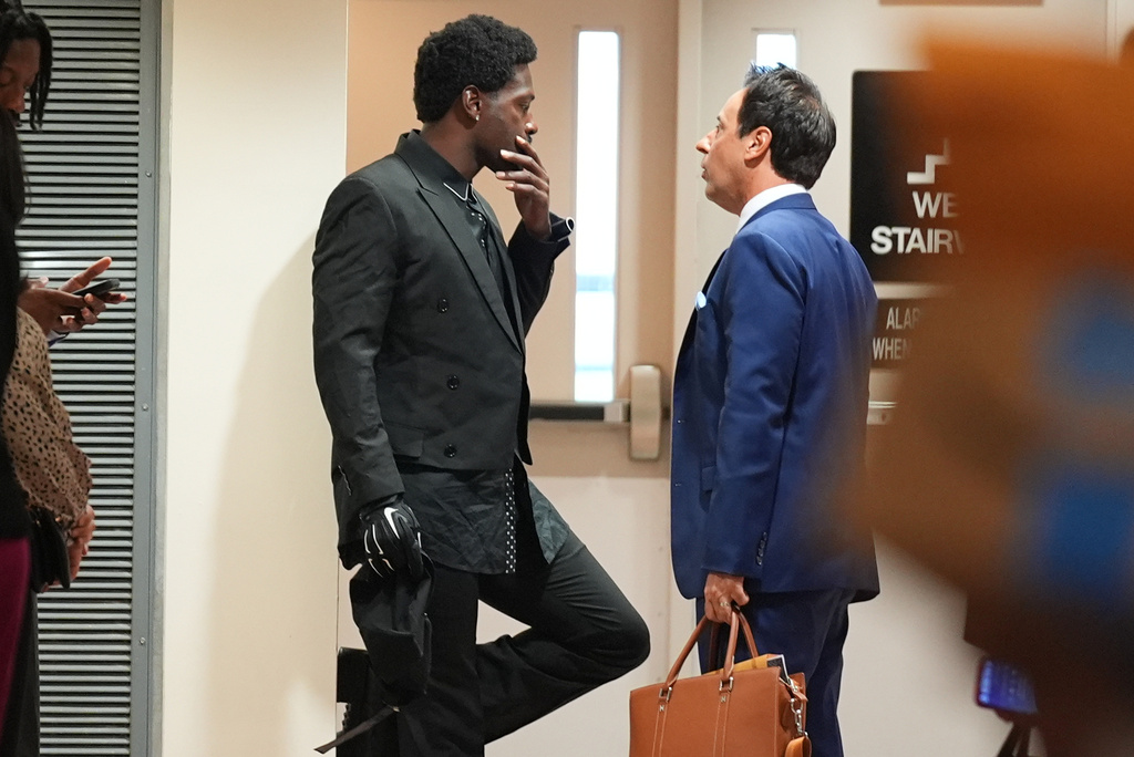 Former NFL player Antonio Brown speaks with his attorney Mark Eiglarsh before a court hearing Wednesday, Sept. 30, 2026, in Miami. (AP Photo/Marta Lavandier)