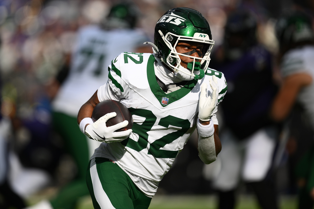 FILE - New York Jets wide receiver Arian Smith (82) carries the ball during the first half of an NFL football game against the Baltimore Ravens, Sunday, Nov. 23, 2025, in Baltimore. (AP Photo/Nick Wass, File)