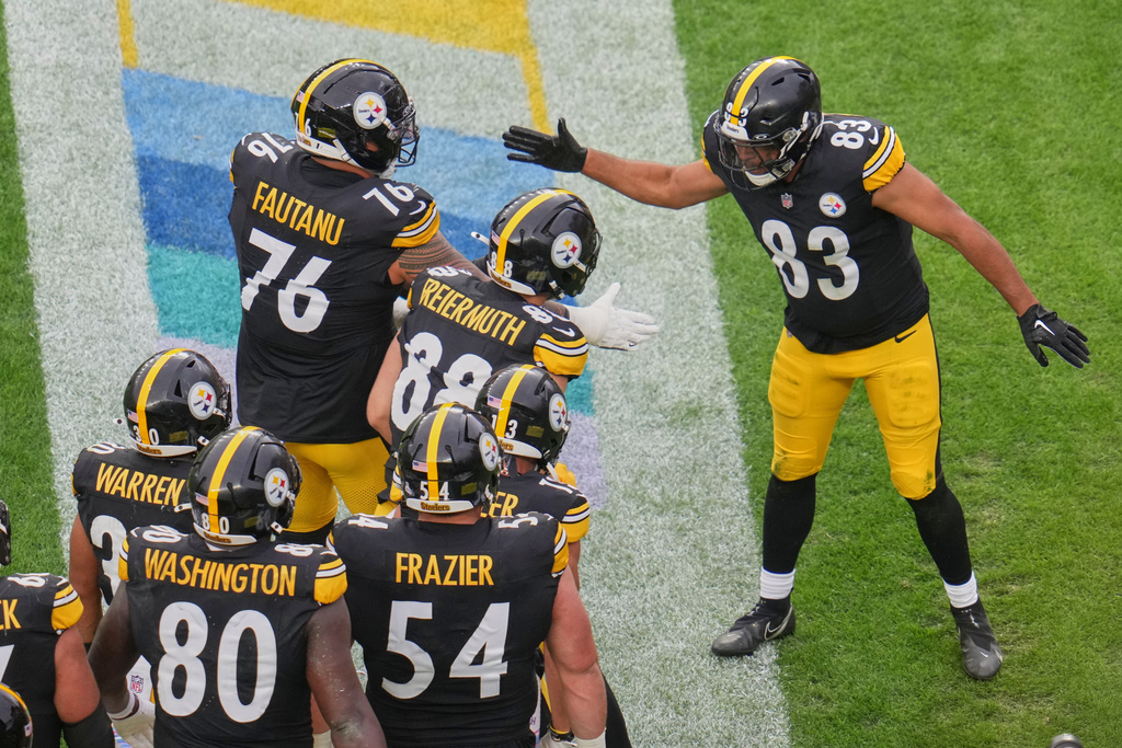 Pittsburgh Steelers tight end Connor Heyward (83) celebrates his touchdown with teammates in the second half of an NFL football game against the Cleveland Browns in Pittsburgh, Sunday, Oct. 12, 2025. (AP Photo/Gene J. Puskar)