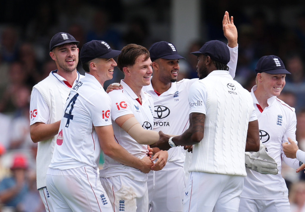 England's Sonny Baker, third left, celebrates taking the wicket of New Zealand's Rachin Ravindra on day one of the second cricket test between England and New Zealand in London, Wednesday, June 17, 2026. (Ben Whitley/PA via AP)