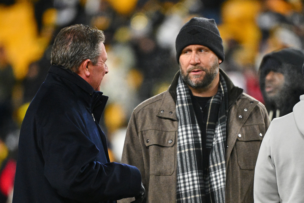 Dan Marino, left, and Ben Roethlisberger, right, greet each other before an NFL football game between the Miami Dolphins and Pittsburgh Steelers in Pittsburgh, Monday, Dec. 15, 2025. (AP Photo/Justin Berl)