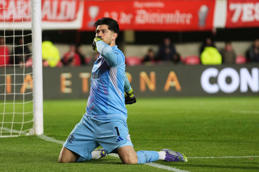 Goalkeeper Agustin Rossi of Brazil's Flamengo celebrates defeating Argentina's Estudiantes de La Plata in a penalty shootout during a Copa Libertadores quarterfinal second leg soccer match in La Plata, Argentina, Thursday, Sept. 25, 2025. (AP Photo/Gustavo Garello)