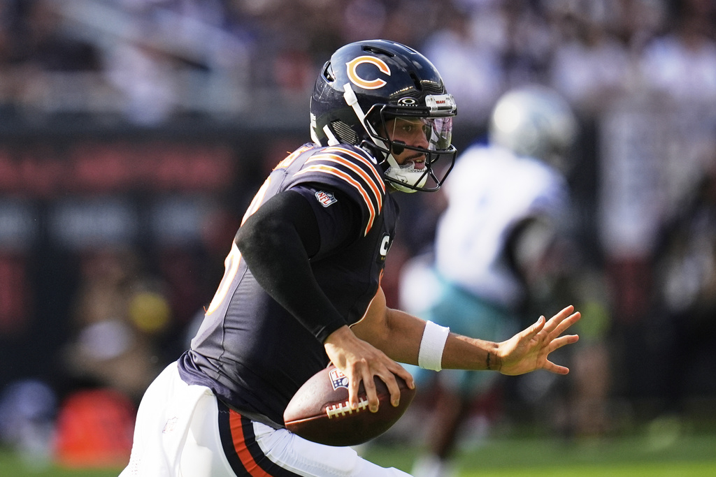 Chicago Bears quarterback Caleb Williams scrambles out of the pocket in the first half of an NFL football game against the Dallas Cowboys Sunday, Sept. 21, 2025, in Chicago. (AP Photo/Erin Hooley)