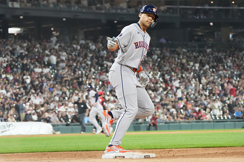 Houston Astros' Cam Smith runs the bases after hitting a two-run homer against the Chicago White Sox during the sixth inning of a baseball game Friday, July 24, 2026, in Chicago. (AP Photo/David Banks)