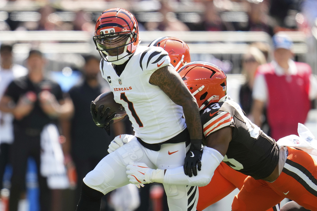 Cincinnati Bengals wide receiver Ja'Marr Chase (1) is tackled by Cleveland Browns linebacker Mohamoud Diabate (43) after a catch during the first half of an NFL football game Sunday, Sept. 7, 2025, in Cleveland. (AP Photo/Sue Ogrocki)