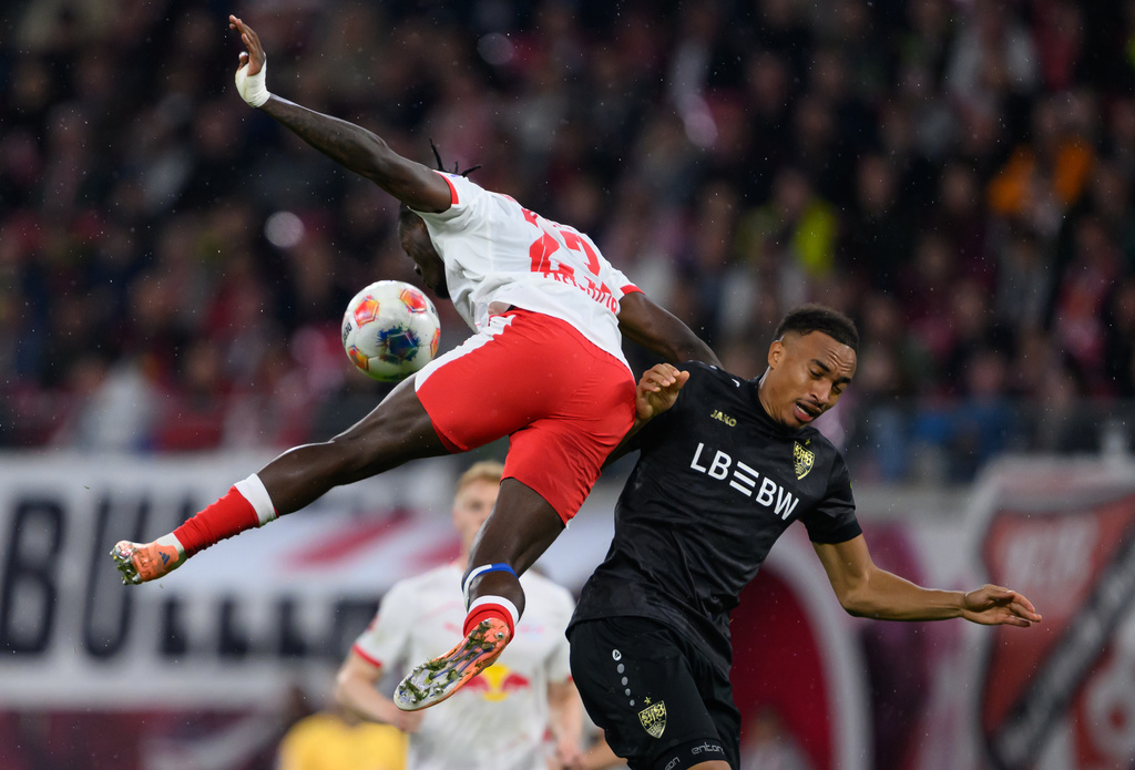 Leipzig's Castello Lukeba, right, and Stuttgart's Jamie Leweling in action during the Bundesliga soccer match between RB Leipzig - VfB Stuttgart in Leipzig, Germany, Saturday Nov. 1, 2025. (Hendrik Schmidt/dpa via AP)