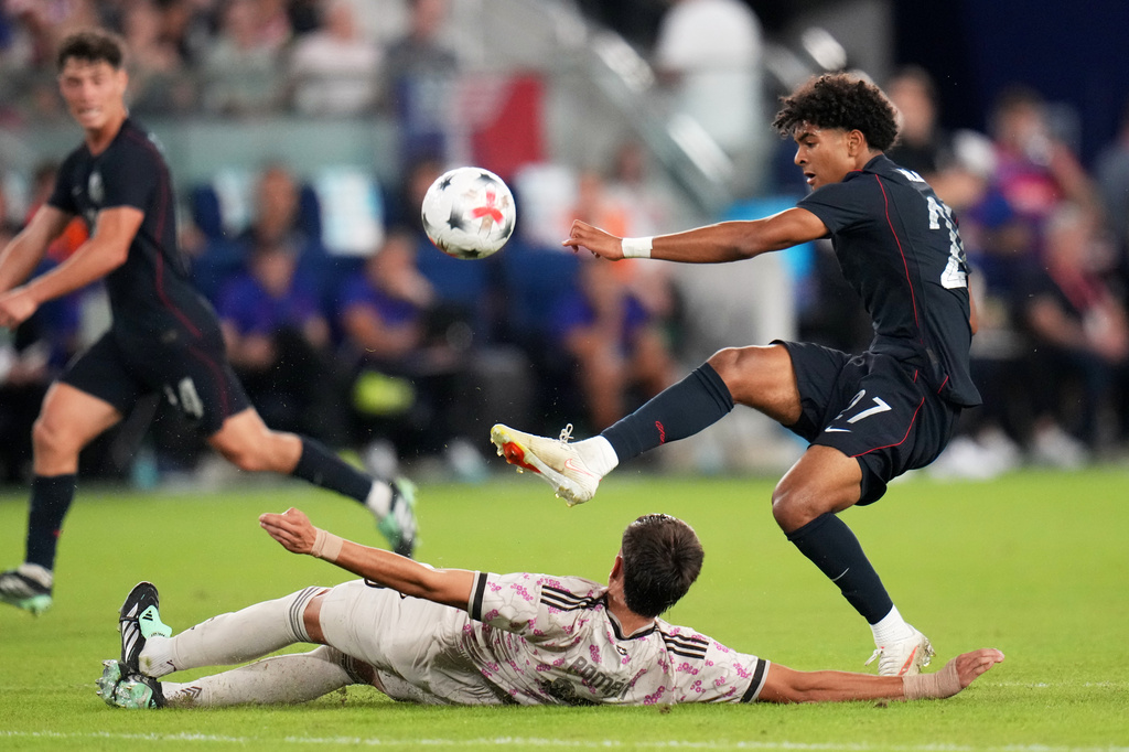 United States' Mathis Albert, right, reaches for the ball over Chile's Iván Román during the second half of an international friendly soccer match Tuesday, Sept. 29, 2026, in St. Louis. (AP Photo/Jeff Roberson)