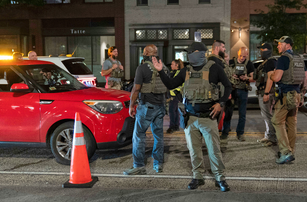 Department of Homeland Security Investigations agents join Washington Metropolitan Police Department officers as they conduct traffic checks at a checkpoint along 14th Street in northwest Washington, Wednesday, Aug. 13, 2025, in Washington. (AP Photo/Jose Luis Magana)