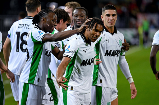 Sassuolo's Armand Gaetan Laurienté, second from right, celebrates after scoring during the Serie A soccer match between Cagliari and Sassuolo, in Cagliari, Italy, Thursday, Oct. 30, 2025. (Gianluca Zuddas/LaPresse via AP) Sassuolo's Armand Gaetan Laurienté, second from right, celebrates after scoring during the Serie A soccer match between Cagliari and Sassuolo, in Cagliari, Italy, Thursday, Oct. 30, 2025. (Gianluca Zuddas/LaPresse via AP)