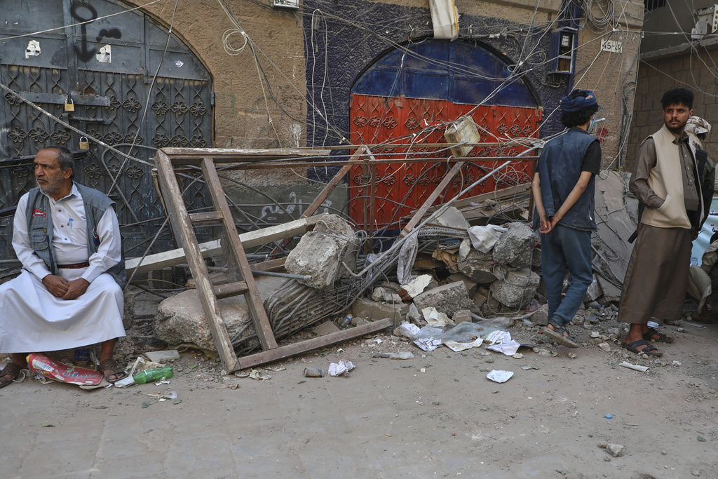 Yemenis inspect damage to buildings following Wednesday's Israeli airstrikes in Sanaa, Yemen, Saturday, Sept. 13, 2025. (AP Photo/Osamah Abdulrahman)