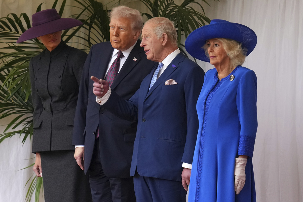 President Donald Trump, Britain's King Charles III, Queen Camilla and Melania Trump on the left wait to review the Guard of Honour at Windsor Castle in Windsor, England, Wednesday, Sept. 17, 2025.(AP Photo/Kirsty Wigglesworth, Pool)
