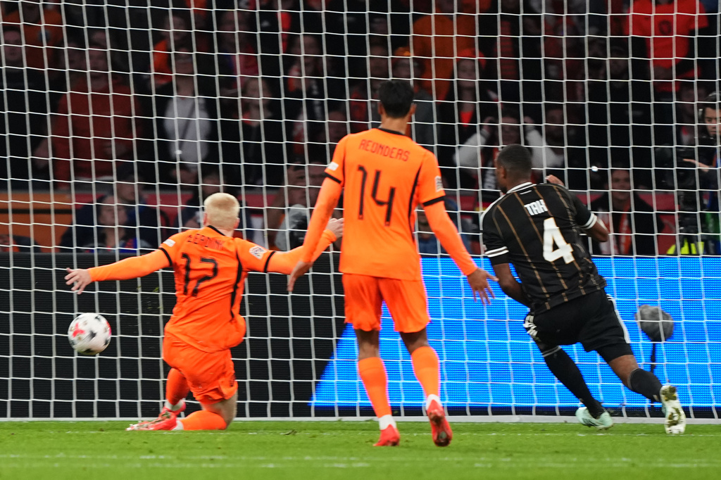 Mexx Meerdink, of the Netherlands, misses during the UEFA Nations League soccer match between the Netherlands and Germany in Amsterdam, Netherlands, Thursday, Sept. 24, 2026. (AP Photo/Martin Meissner)