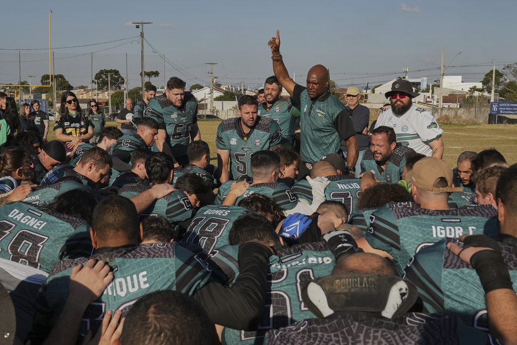 Coritiba Crocodiles coach Johnnie Mitchell chats with his players after a football game against the Brown Spiders in Curitiba, Brazil, Sunday, Aug. 17, 2025. (AP Photo/Andre Penner)