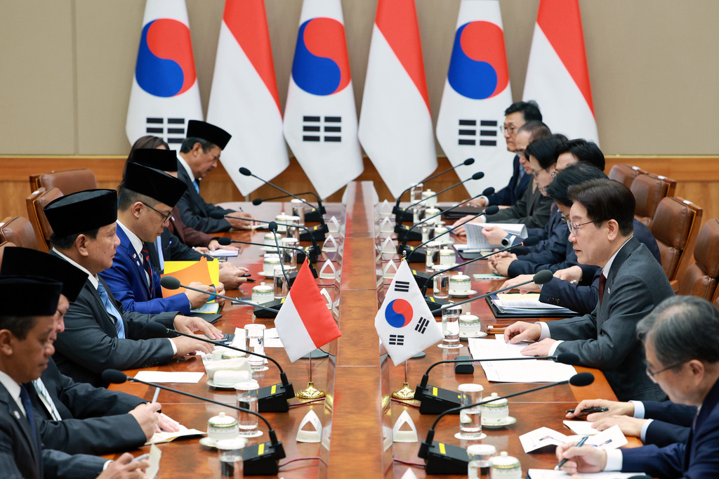 Indonesian President Prabowo Subianto, third left, and South Korean President Lee Jae Myung, second right, attend a meeting at presidential office in Seoul, South Korea, Wednesday, April 1, 2026. (Kim Do-hun/Yonhap via AP)