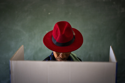 Here's how an Associated Press photographer found the extraordinary in a red hat - Vimarsana News