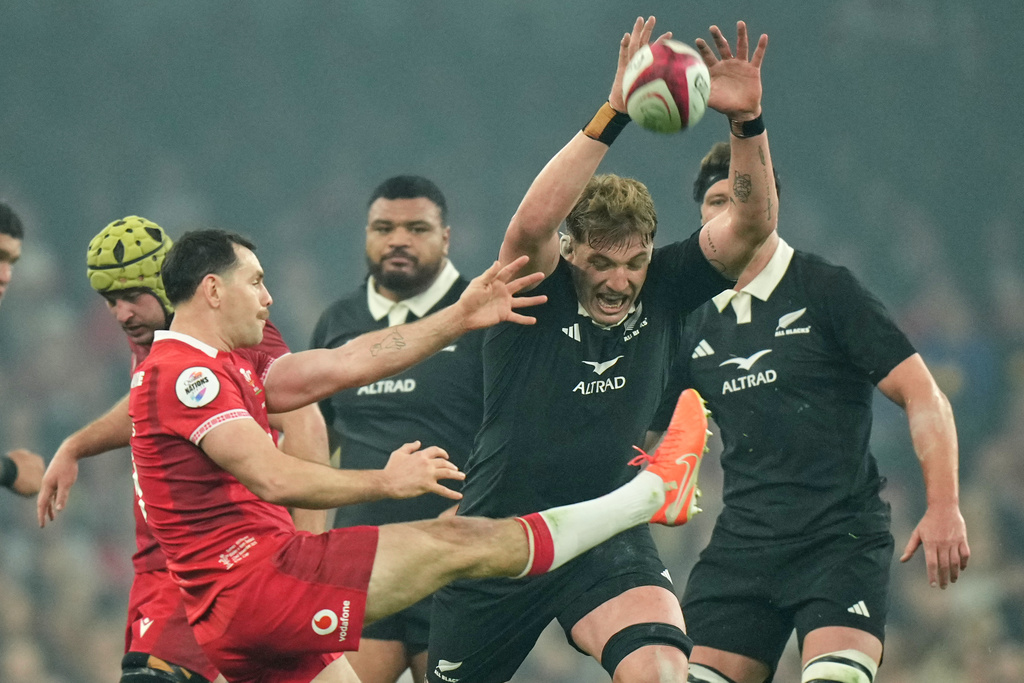 New Zealand's Fabian Holland attempts to charge down a kick from Wales' Tomos Williams during the Nation's Series rugby union international between Wales and New Zealand in Cardiff, Wales, Saturday, Nov. 22, 2025. (AP Photo/Alastair Grant)