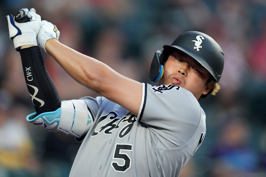 Chicago White Sox's Munetaka Murakami, of Japan, warms up during the first inning of a baseball game against the Arizona Diamondbacks, Wednesday, April 22, 2026, in Phoenix. (AP Photo/Ross D. Franklin)