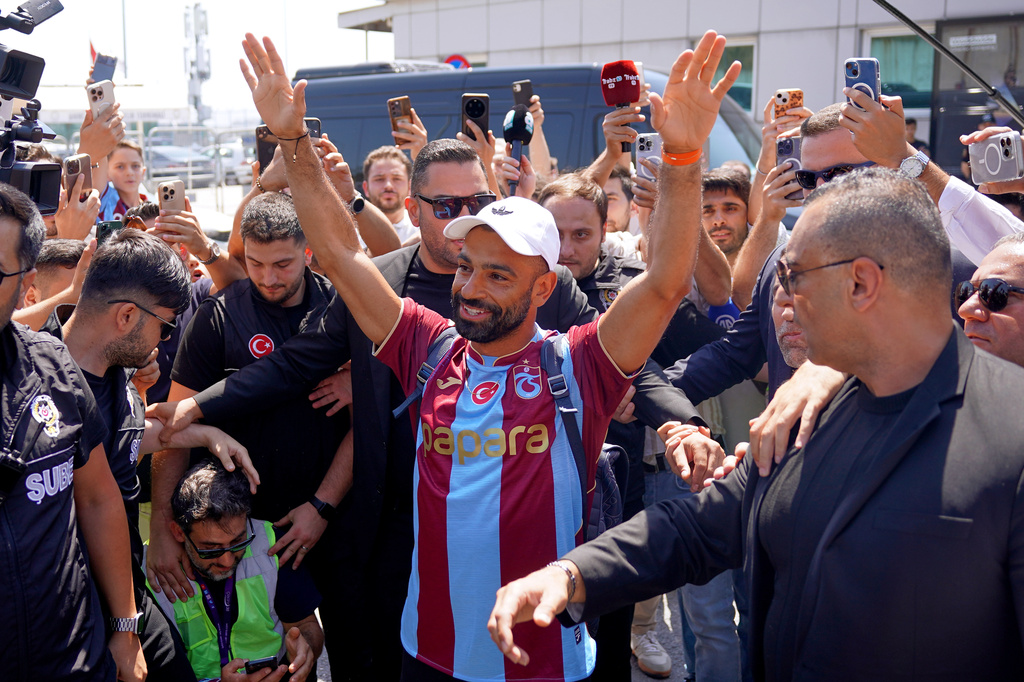 Egypt's Mohamed Salah wearing his new Trabzonspor team jersey gestures to supporters as he arrives at the airport in Istanbul, Turkey, Wednesday, Aug. 5, 2026. (Samet Yalcin/DIA Photo via AP)