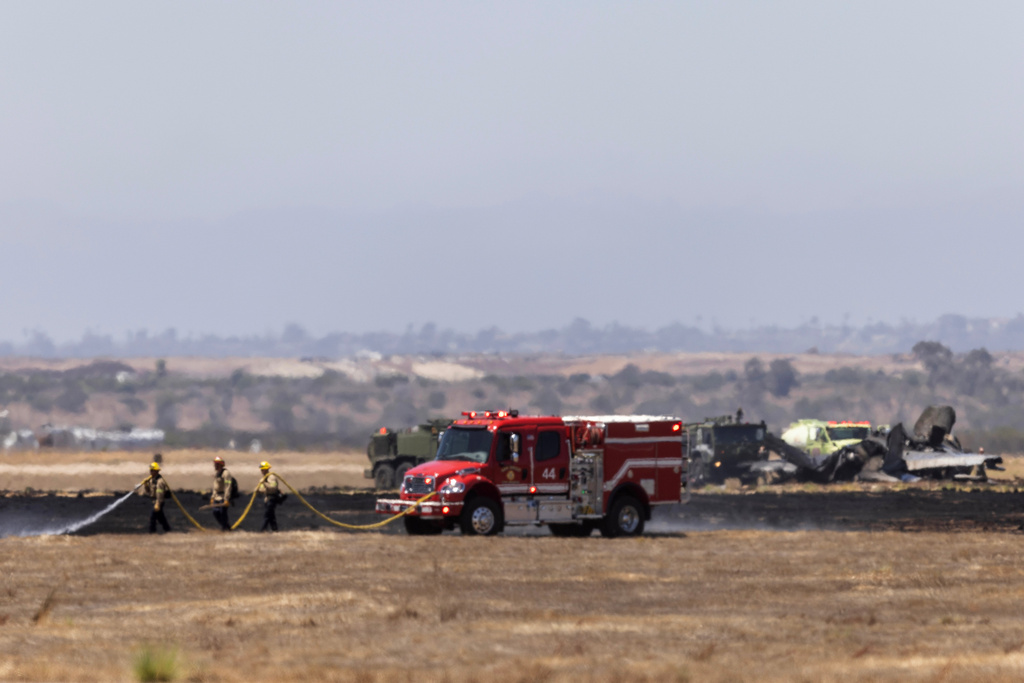 Crews extinguish an F-35 fighter jet that crashed near the runway at Marine Corps Air Station Miramar in San Diego, Calif., on Friday, July 31, 2026 (Luke Johnson/The San Diego Union-Tribune via AP)